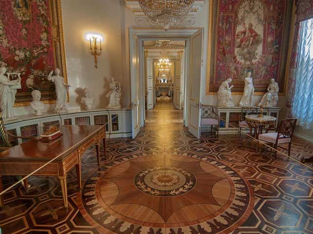 Palacio de Pablo y parque. Excursiones y tours por San Petersburgo en español