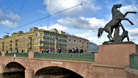 Domadores y caballos en el Puente Anichkov de la Avenida Nevskii