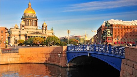 Puente Azul y otros puentes de colores en San Petersburgo